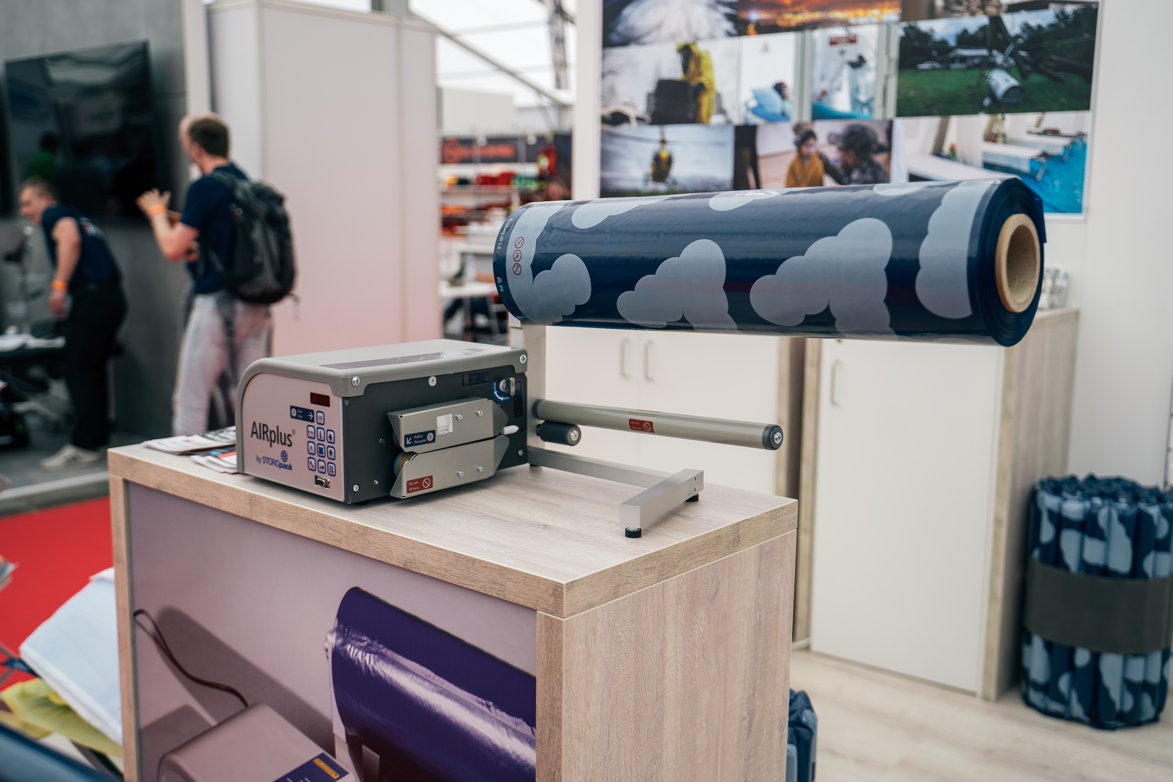 Inflation machine for SOKU air mattress with transportbox, out of aluminium, for the inflation machine and the air mattresses. 